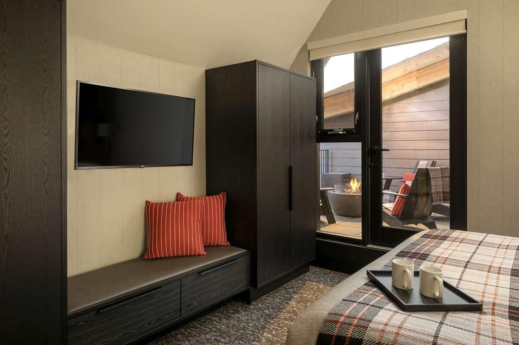 Peaks Hotel And Suites Banff Room photo