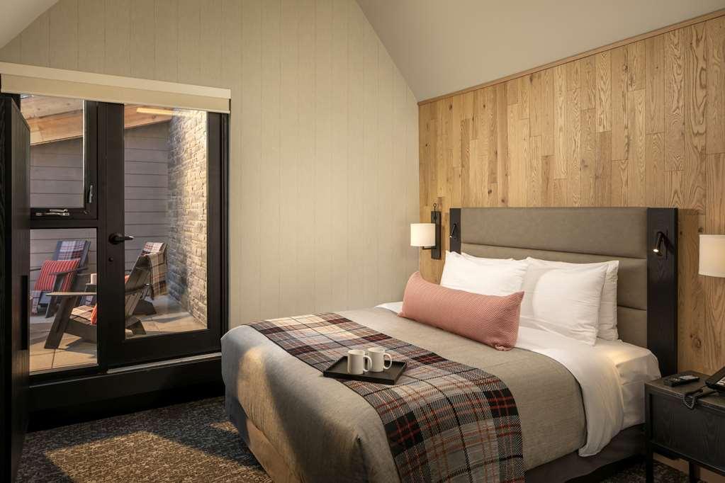 Peaks Hotel And Suites Banff Room photo